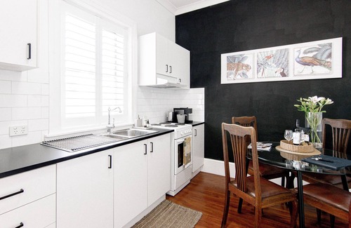 Central Mudgee Apartment | 70 On Mortimer "Jungle Room" is a newly renovated self contained 1 bedroom unit
