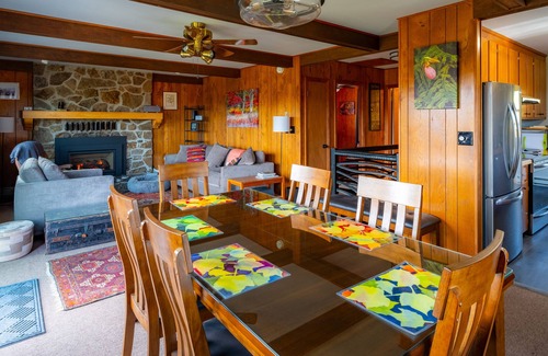 Davis House | 77 in Canaan. Big views. Night skies. Quiet comfort. Dogs, EV, kids13+ welcome.