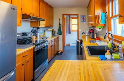 Davis House | 77 in Canaan. Big views. Night skies. Quiet comfort. Dogs, EV, kids13+ welcome.