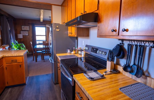 Davis House | 77 in Canaan. Big views. Night skies. Quiet comfort. Dogs, EV, kids13+ welcome.