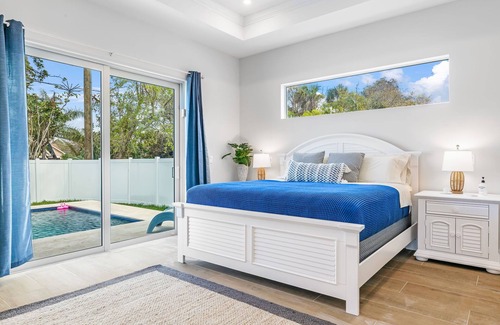 Naples Park House | 789 Charming Beach-Villa w Large Heated Saltwater pool in marvelous Naples Park
