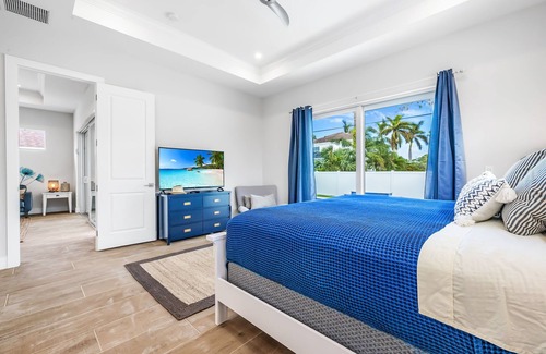Naples Park House | 789 Charming Beach-Villa w Large Heated Saltwater pool in marvelous Naples Park