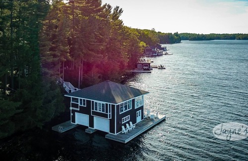 Muskoka Lakes Cottage | 7Bed, 5Bath Cottage + 2Bed/1Bath Boat House on Lake Joseph!