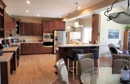 Livingston House | 7BR wf,hot tub,beach,kayaks,public side,pets,special-SPECIAL-book 2;get 1 free,