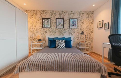 Santo Antonio dos Olivais House | 7Min to Uni Sé-Velha - AC - Work Desk - 300MBs WiFi - Suite 5