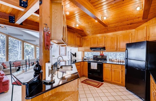 Breckenridge Heights House | 7th Night FREE! + Great Family Gathering! Hiking|Wood Views|Huge Deck/Hot Tub|BBQ |Sunroom |Garage
