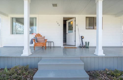 Livingston House | 7th Street Bungalow · Cozy And Updated Bungalow