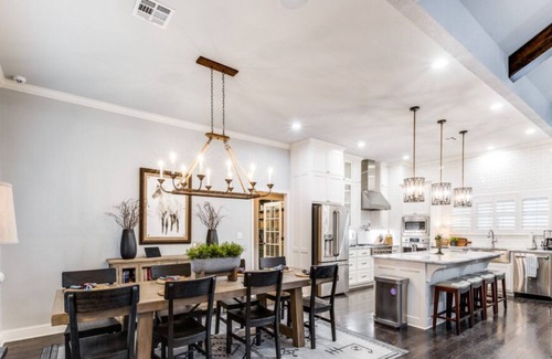 Clifton House | 8 Acre Private Hilltop Estate with pool, fire pit, hot tub and game room!