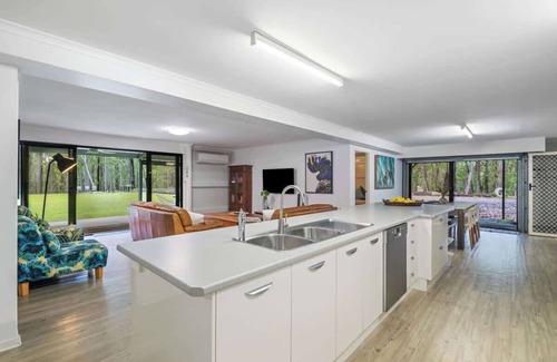 Sheldon House | 8 bedrooms 4 bath for 20+ near Mt Cotton