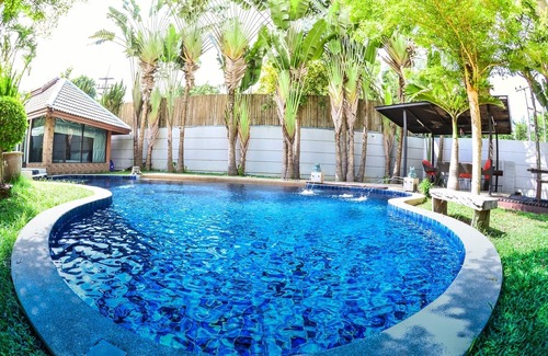Na Chom Thian Villa | 8 Beds Tawanron Villa with private pool.