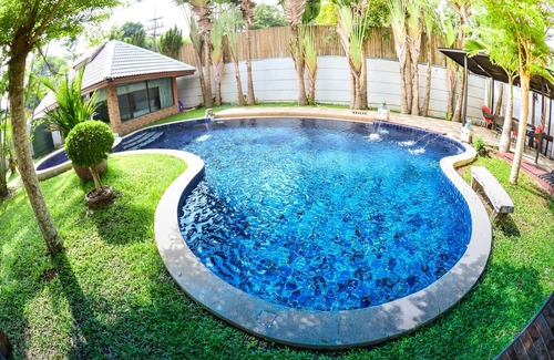 Na Chom Thian Villa | 8 Beds Tawanron Villa with private pool.