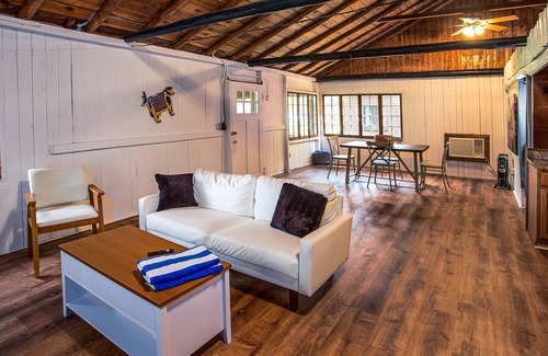 Applegate Resort | 8 Cottages with - The Perfect Beachfront Property for LARGE groups