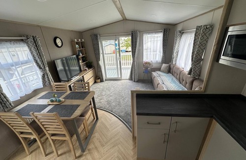 Cayton Bay Cabin | 8 Guests - Pet friendly*- Cayton Bay Coastal Retreat