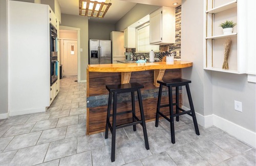 Cooper-Young Historic District House | 8 guests~Pool~Steam Room!~Great Midtown Memphis Location