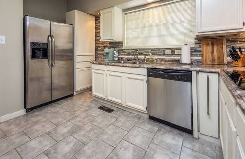 Cooper-Young Historic District House | 8 guests~Pool~Steam Room!~Great Midtown Memphis Location