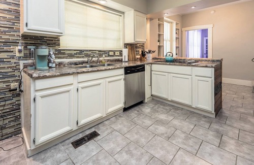 Cooper-Young Historic District House | 8 guests~Pool~Steam Room!~Great Midtown Memphis Location