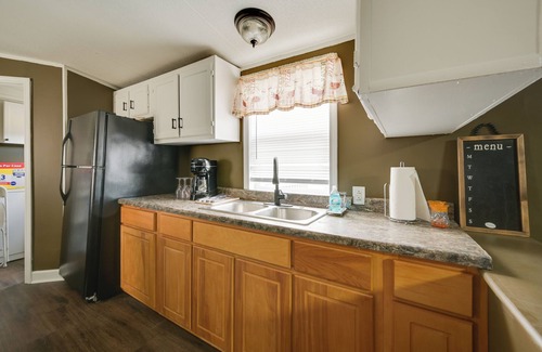 Crisp House | 8 Mi to Dtwn Greenville: Bethel Home w/Yard