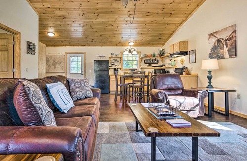 Cherokee Cabin | 8 Mi to Great Smoky Mtn National Park: Cozy Cabin