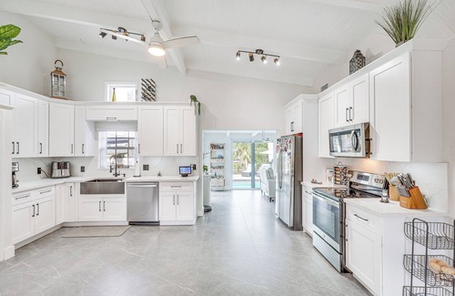 Lauderdale Isles House | 8 Mi to Las Olas Beach: Canal-Front Oasis w/Pool!