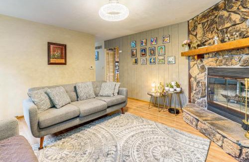Streamwood House | 8 Mi to Nature Center Streamwood Gem with Yard!