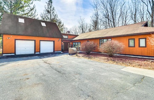 Mount Pocono House | 8 Mi to Slopes Family Escape with Hot Tub in Cresco