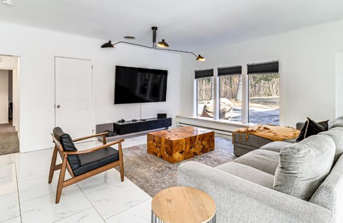 Mount Pocono House | 8 Mi to Slopes Family Escape with Hot Tub in Cresco