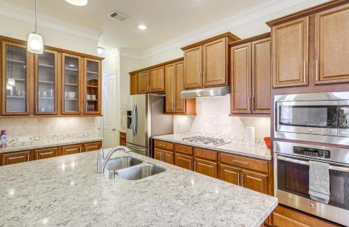 George Bush Park/Eldridge House | 8 Mi to the Galleria Home with Balcony and Yard