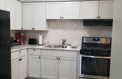 West Lawn Apartment | 8 Minutes from Midway Airport!