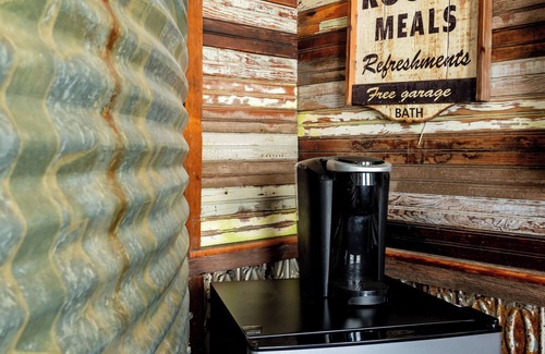 La Grange Cottage | 8 Minutes from Round Top! Your Silo-Bration DestinationnCOOP-A-Cabana Silo #3