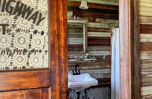 La Grange Cottage | 8 Minutes from Round Top! Your Silo-Bration DestinationnCOOP-A-Cabana Silo #3