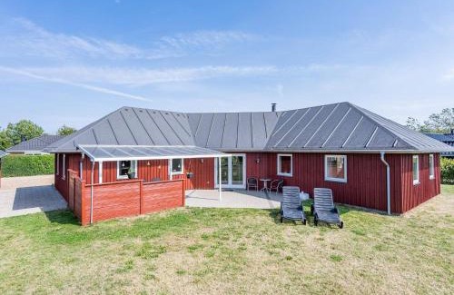 Skaven Strand House | 8 person holiday home in Tarm