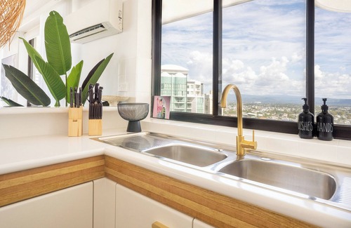 Surfers Paradise Apartment | 80 metres from the Ocean, spectacular ocean views