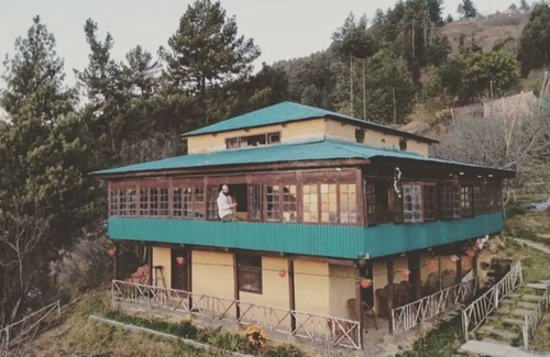 Rampur Cottage | 80 year old Vintage property.located between Apple orchards and pine trees