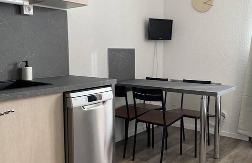 Eclose-Est Apartment | 80m from shops, 3rd floor, tv, ski locker, 24m², Alpe d'Huez