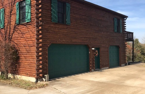 De Soto Cabin | 82 Acre Hobby Farm with Lincoln Log Cabin