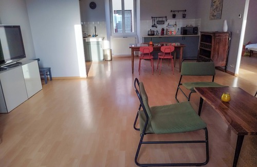 Livinhac-le-Haut Apartment | 85m2 apartment in 18th century house in the heart of the village.