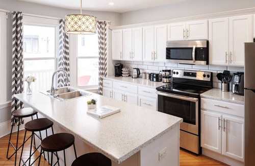 Queens Square House | 86A King Bed 2bd 3bt on Queen St. Downtown