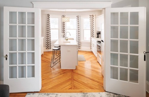 Queens Square House | 86A King Bed 2bd 3bt on Queen St. Downtown