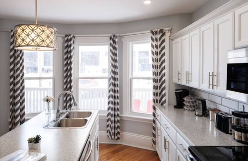 Queens Square House | 86A King Bed 2bd 3bt on Queen St. Downtown
