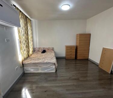 Loxford Apartment | 8A Chapel