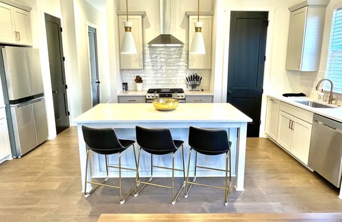 Charlotte House | 8BR Southend Walk to Everything Sleeps 20