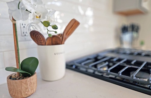 Charlotte House | 8BR Southend Walk to Everything Sleeps 20