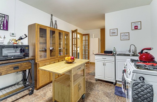 Arlington Cabin | 9 Acres, Pick Your Own Apples: Cabin in Arlington!