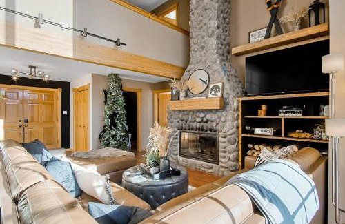 Christie Heights House | 9 BDR Close to Main Street with Secluded Hot Tub
