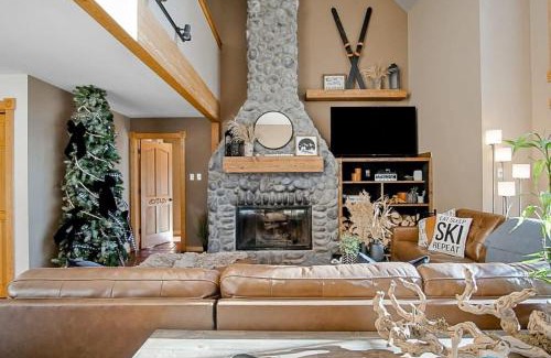 Christie Heights House | 9 BDR Close to Main Street with Secluded Hot Tub