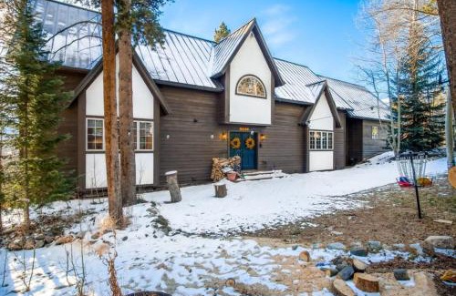 Christie Heights House | 9 BDR Close to Main Street with Secluded Hot Tub