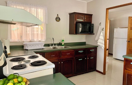 Roble House | 9-bedroom at the top of the mountains with WiFi/sport arenas/fireplace/hiking