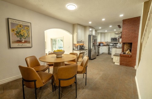 Vancouver House | 9 Bedroom, Hot Tub, Sauna, Patios, Golf, Game Room, Professionally Designed Home