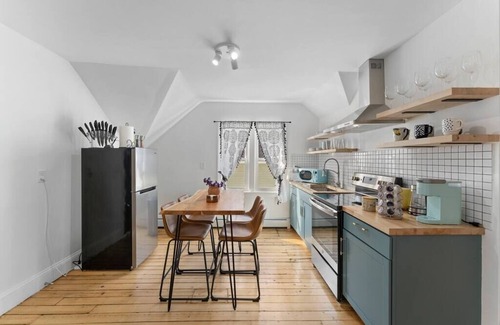 Providence Apartment | ★9-Bedrooms★ Modern & Stylish Stay for Big Grps!