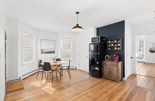 Providence Apartment | ★9-Bedrooms★ Modern & Stylish Stay for Big Grps!